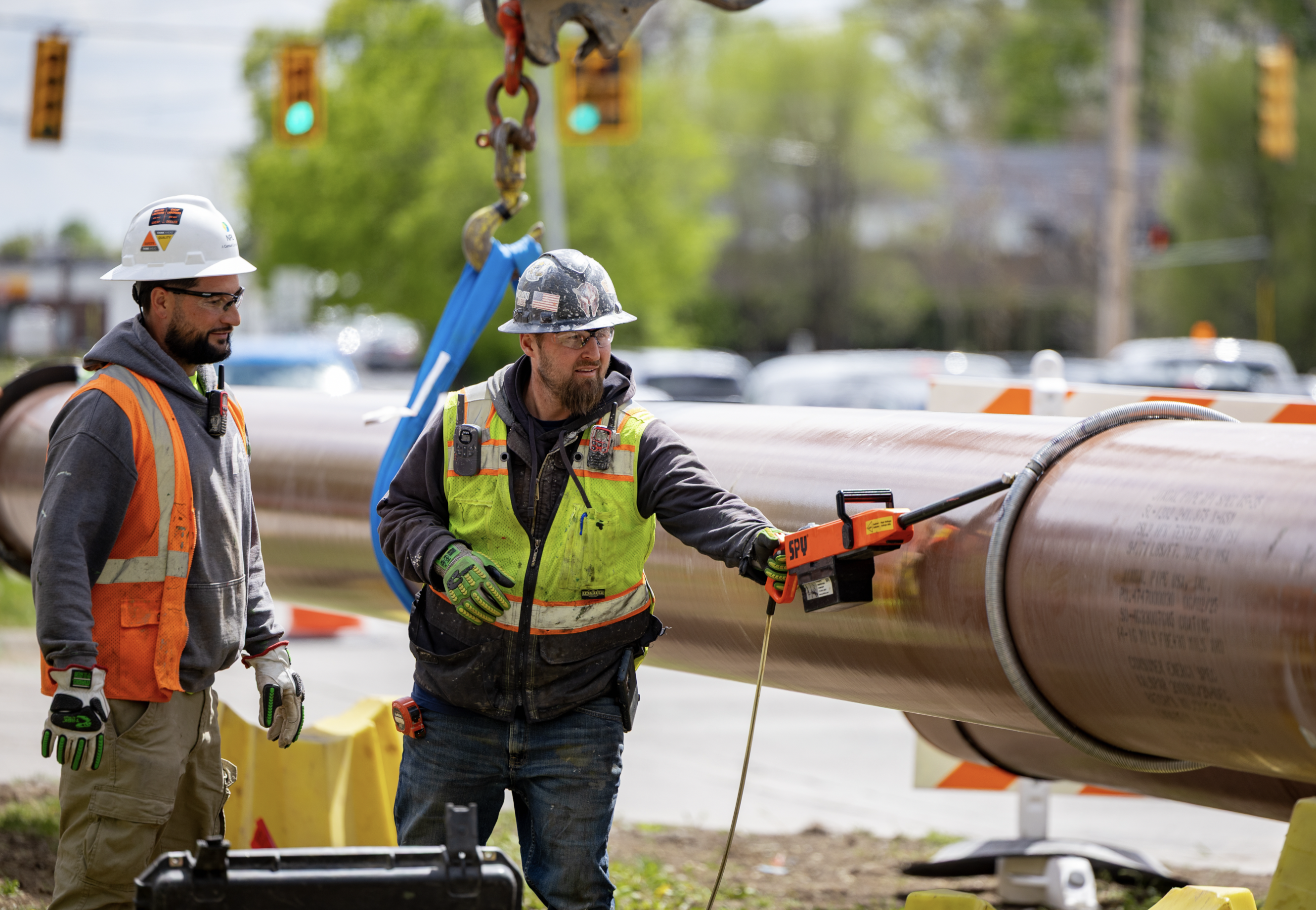 workers putting in a natural gas line